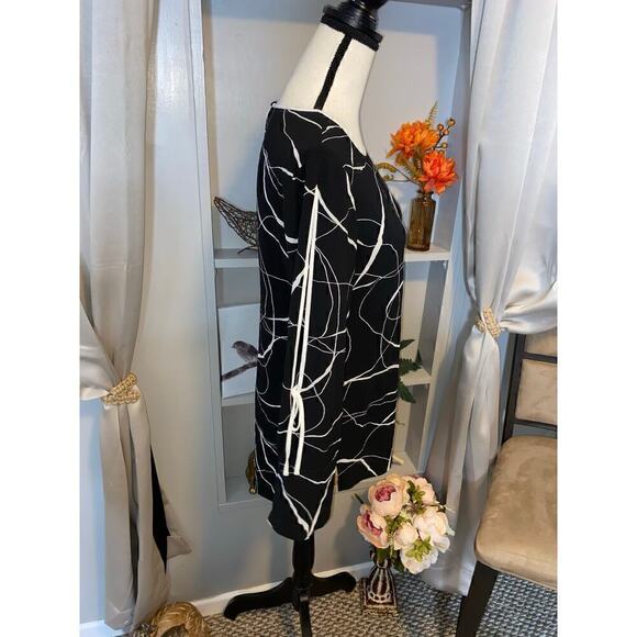 Vince Camuto size Small GUC Women’s Black White Thin Blouse Top Sleeve Cutout - Picture 3 of 11